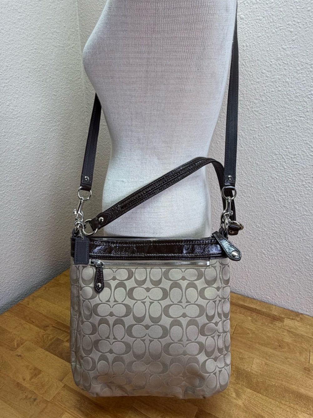 Coach Ashley Signature Hippie Crossbody Bag Khaki Mahogany Patent Leather F20111 - Picture 4 of 10
